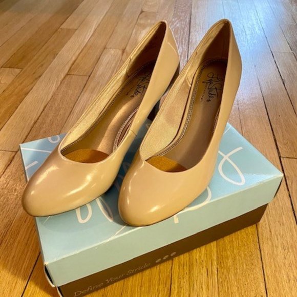 Life Stride Patent Pump - Size10 - Picture 2 of 13